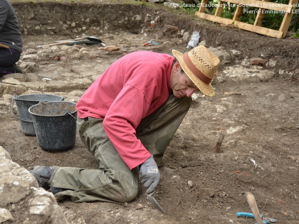 Sondage archéologique sur le site du château d'Eaucourt-sur-Somme (France) - Août 2015