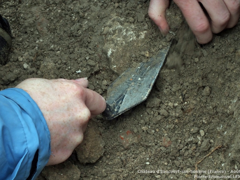 Sondage archéologique sur le site du château d'Eaucourt-sur-Somme (France) - Août 2015