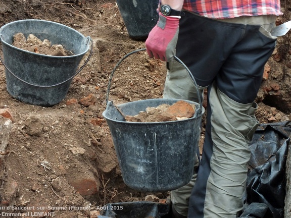 Sondage archéologique sur le site du château d'Eaucourt-sur-Somme (France) - Août 2015