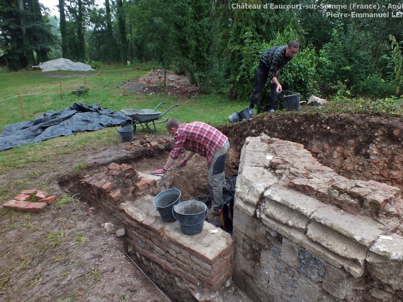 Sondage archéologique sur le site du château d'Eaucourt-sur-Somme (France) - Août 2015