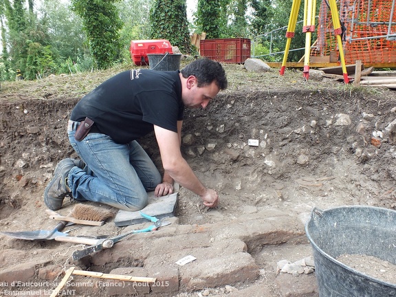 Sondage archéologique sur le site du château d'Eaucourt-sur-Somme (France) - Août 2015