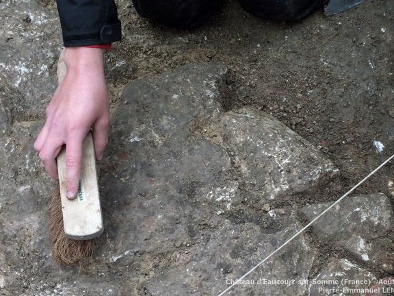 Sondage archéologique sur le site du château d'Eaucourt-sur-Somme (France) - Août 2015