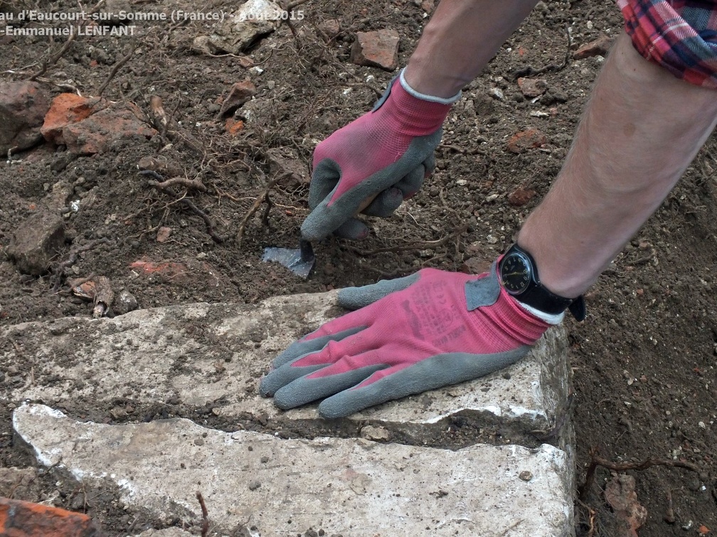 Sondage archéologique sur le site du château d'Eaucourt-sur-Somme (France) - Août 2015